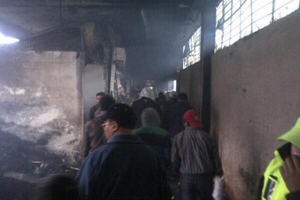 Comerciantes observan lo que quedó de sus negocios. (Foto Prensa Libre: Manuel Hernández)