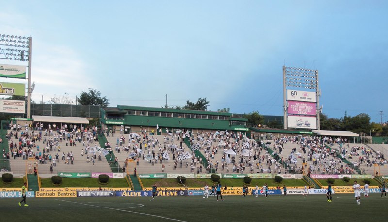 En el estadio Cementos Progreso lucieron banderas los aficionados que llegaron al partido contra Carchá. (Foto Prensa Libre)