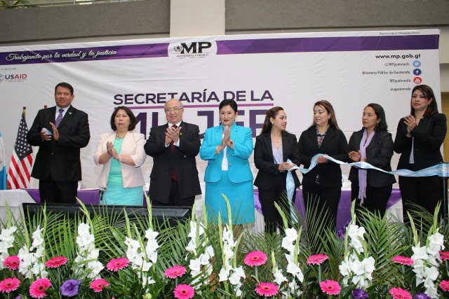 La fiscal general Thelma Aldana con autoridades del sector justicia en la inauguración de la Secretaría de la Mujer. (Foto Prensa Libre: MP)