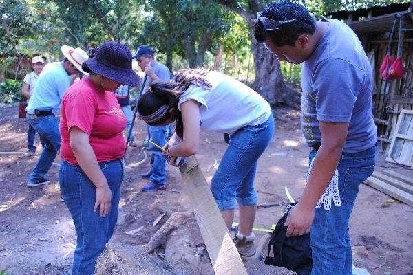Voluntarios edifican casas a familias pobres de Génova