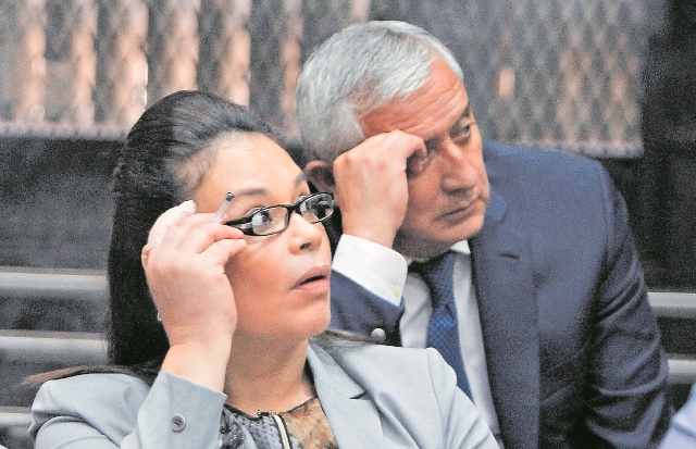 Roxana Baldetti y Otto Pérez Molina durante una audiencia del caso La Línea, en el 2017. (Foto Prensa Libre: Hemeroteca PL).