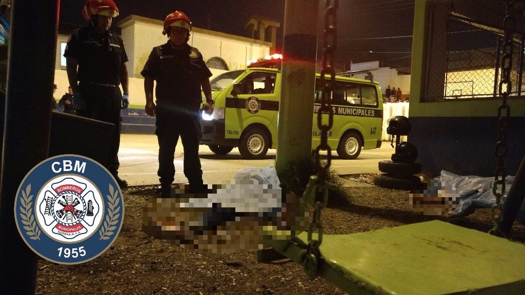 Lugar donde quedaron los cuerpos de las víctimas. Foto Prensa Libre: Bomberos Municipales.