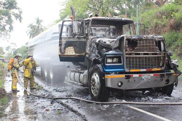 La cabina del camión que transportaba gas quedó totalmente destruida como resultado del incendio. (Foto Prensa Libre: Melvin Sandoval).
