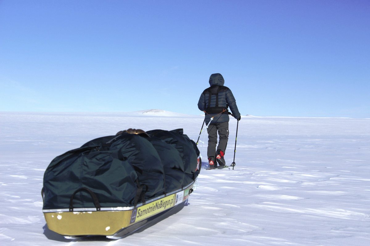 La polaca Malgorzata Wojtaczka camina en la Antártida, en donde los efectos del cambio climático comienzan a sentirse cada vez más. (Foto Prensa Libe: EFE).