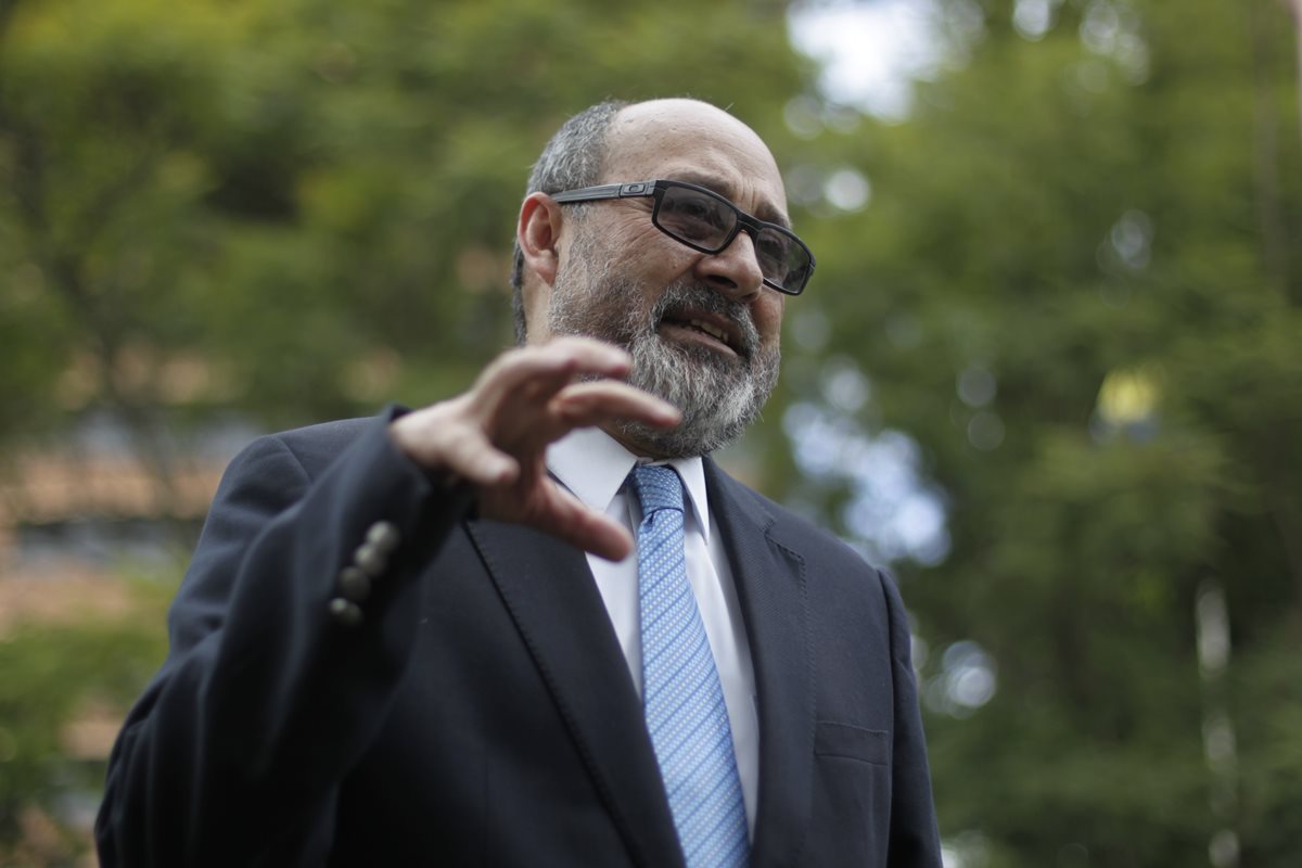 Moisés Galindo, abogado de Otto Pérez Molina, explica las razones de la carta en las afueras de la embajada de Ecuador. (Foto Prensa Libre: Edwin Bercián)