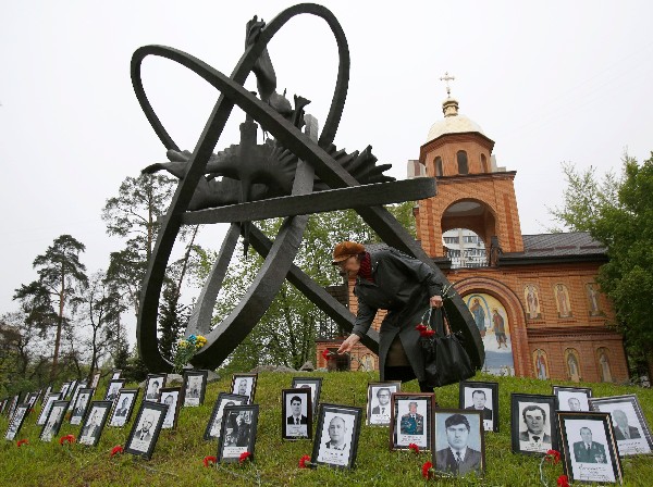 <span>Una mujer</span> <span>deposita flores</span> <span>en el monumento de</span> <span>las</span> <span>víctimas de Chernobyl</span> <span>en la capital</span> <span>ucraniana de</span> <span>Kiev. (AFP).</span>