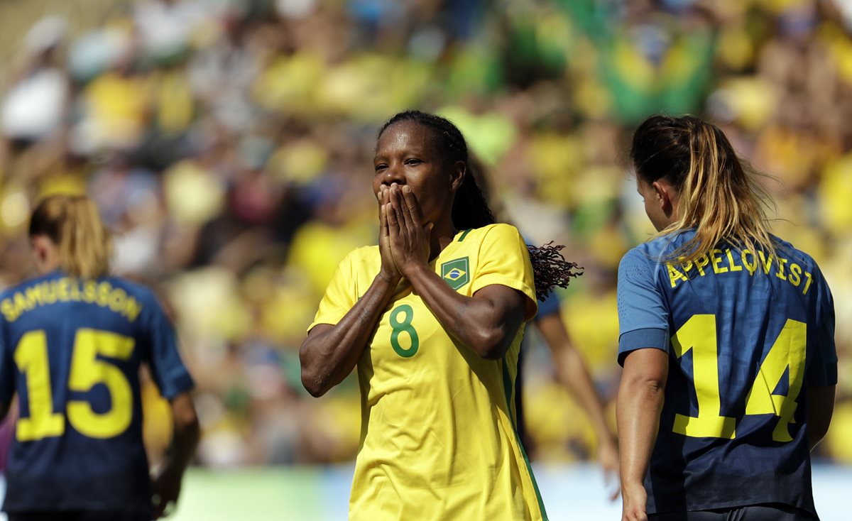 La brasileña Formiga se lamenta después de una clara opción de gol para su país. (Foto Prensa Libre:AP)