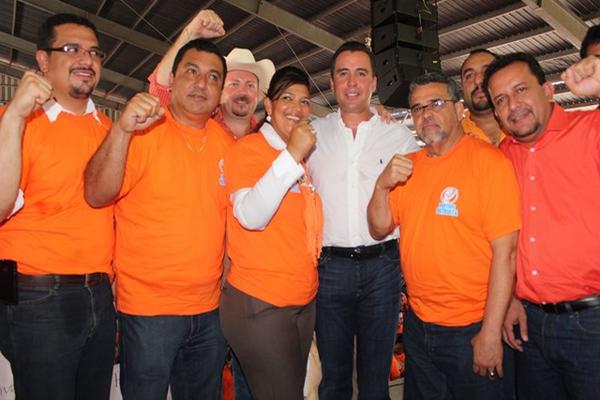 El Ministro de Comunicaciones Alejandro Sinibaldi visitó este domingo Petén y estuvo acompañado de nuevos integrantes del PP. (Foto Prensa Libre: Rigoberto Escobar)<br _mce_bogus="1"/>
