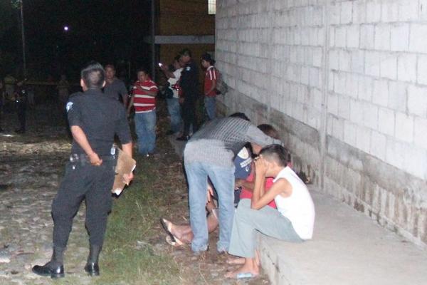 Familiares de las víctimas observan el procedimiento de la PNC y MP. (Foto Prensa Libre: Edwin Paxtor)