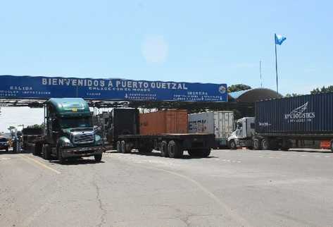 Los sistemas, leyes y procedimientos de Aduanas siguen siendo criticados. Sectores sugieren pronta publicación de reglamento, mientras otros argumentan  que podría ser susceptible de impugnaciones. (Foto Prensa Libre: Hemeroteca PL)
