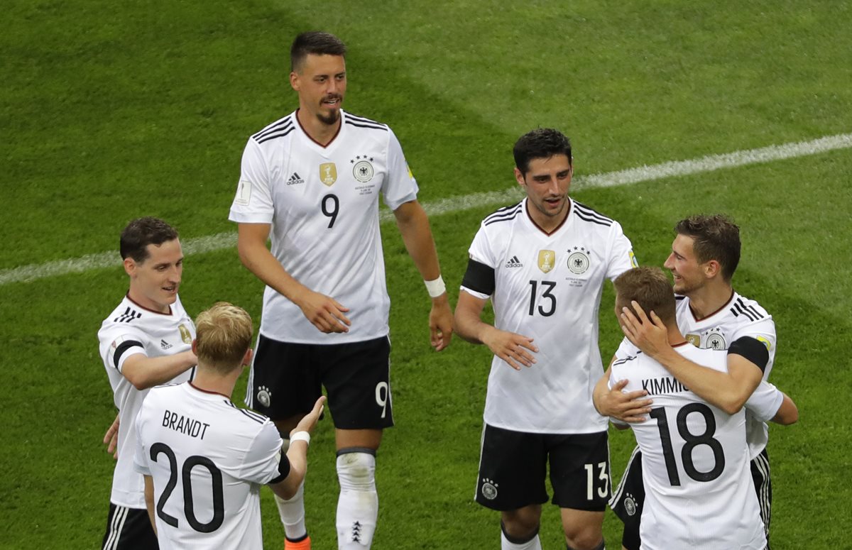 Leon Goretzka es felicitado por sus compañeros luego de anotar el tercer gol de Alemania. (Foto Prensa Libre: AP)
