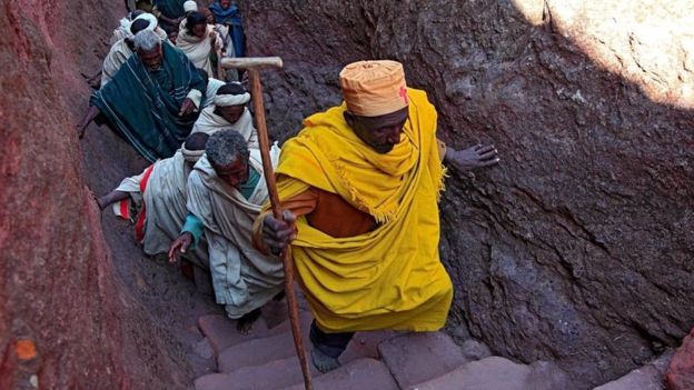 Estrechos pasadizos llevan al os feligreses bajo tierra, a la entrada de las iglesias. ALAMY