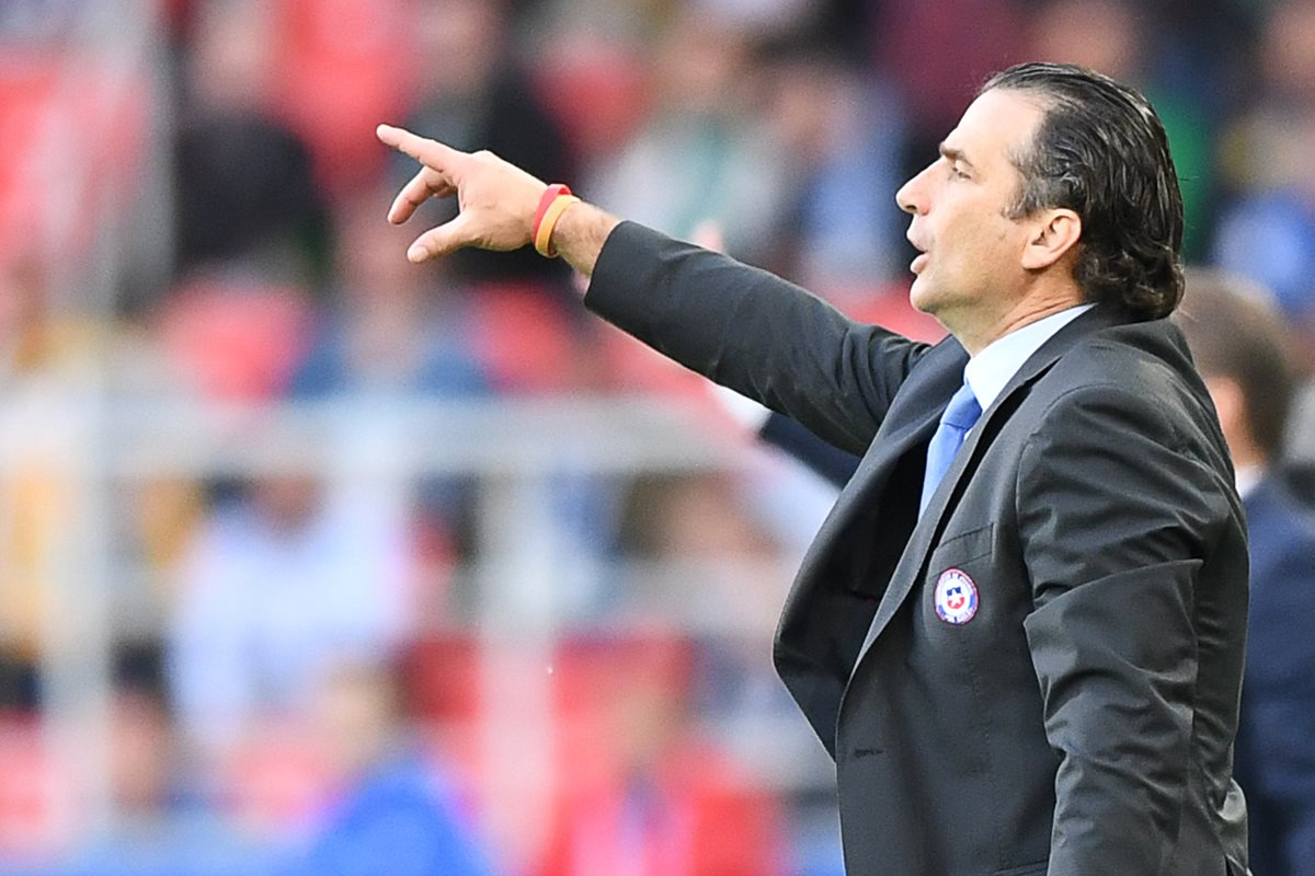 El técnico argentino Juan Antonio Pizzi, de la Selección de Chile, se enfoca en el duelo contra Portugal. (Foto Prensa Libre: AFP)