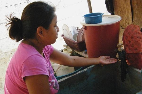 Vecina de La Montañita muestra que no cuentan con servicio de agua entubada. (Foto Prensa Libre: Héctor Contreras)
