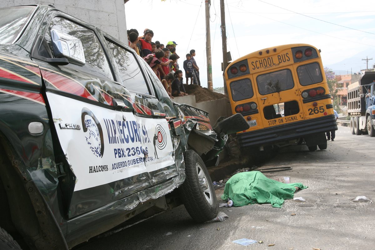Todas las semanas es frecuente multar a buses escolares por diferentes faltas según la PMT.(Foto Prensa Libre: Hemeroteca PL)