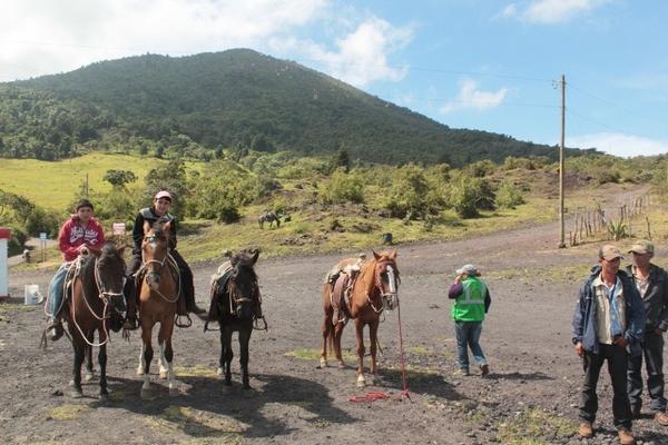 El sendero La Corona es  utilizado por turistas para escalar el Volcán de Pacaya. (Foto Prensa Libre: Melvin Sandoval)