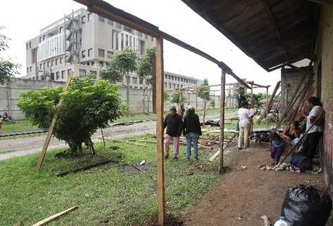 Varias familias construyen viviendas   improvisadas junto  a la línea férrea, en el barrio Gerona, zona 1.
