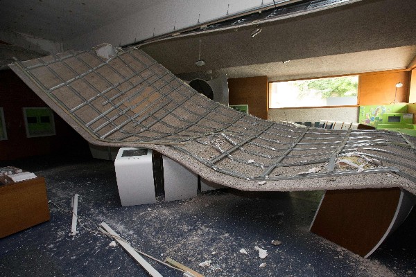 El techo del museo europeo de la ciudad de Luxemburgo de Schengen sufrió daños. (AFP).