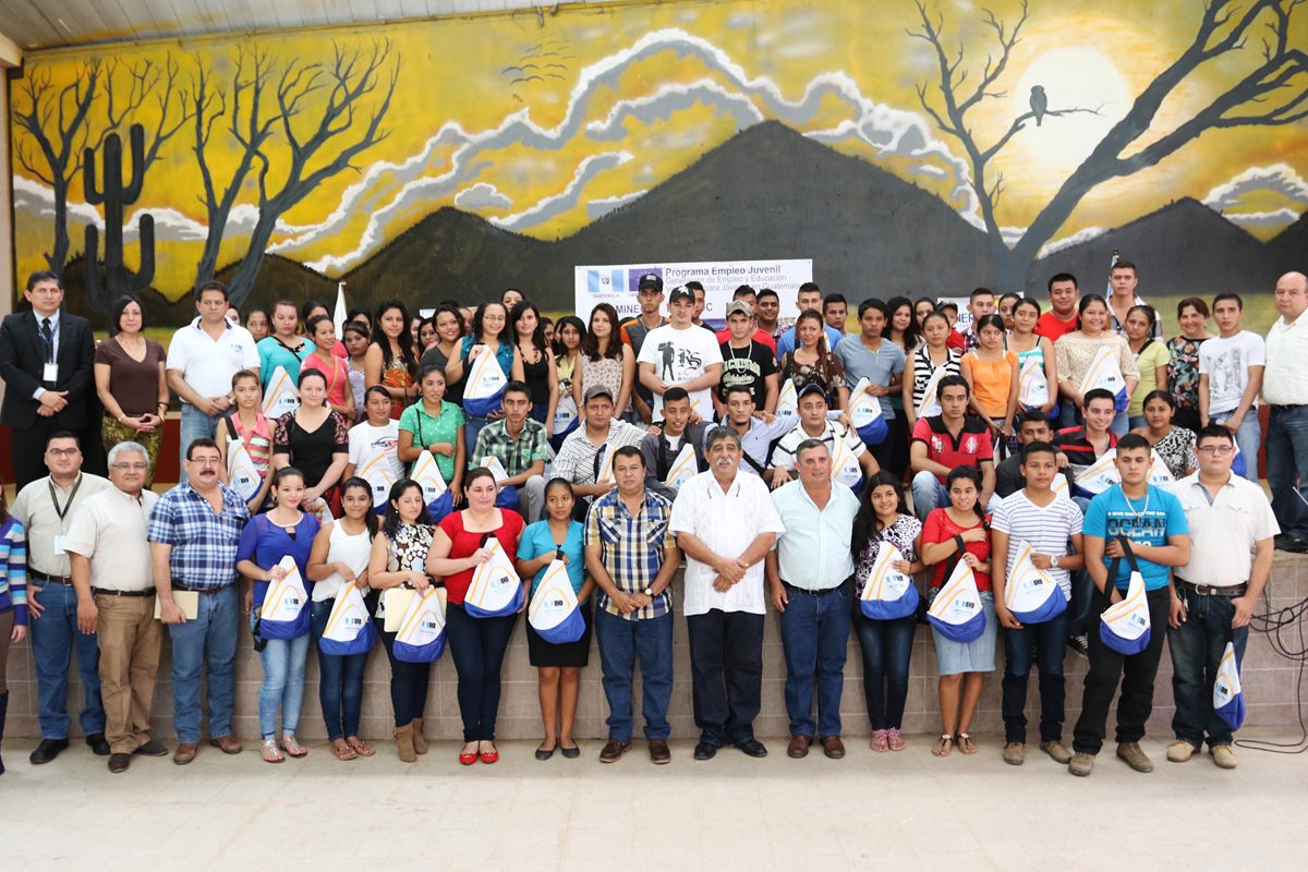 Becados de cinco municipios de Zacapa, junto a autoridades ediles y de Energuate. (Foto Prensa Libre Edwin Paxtor)