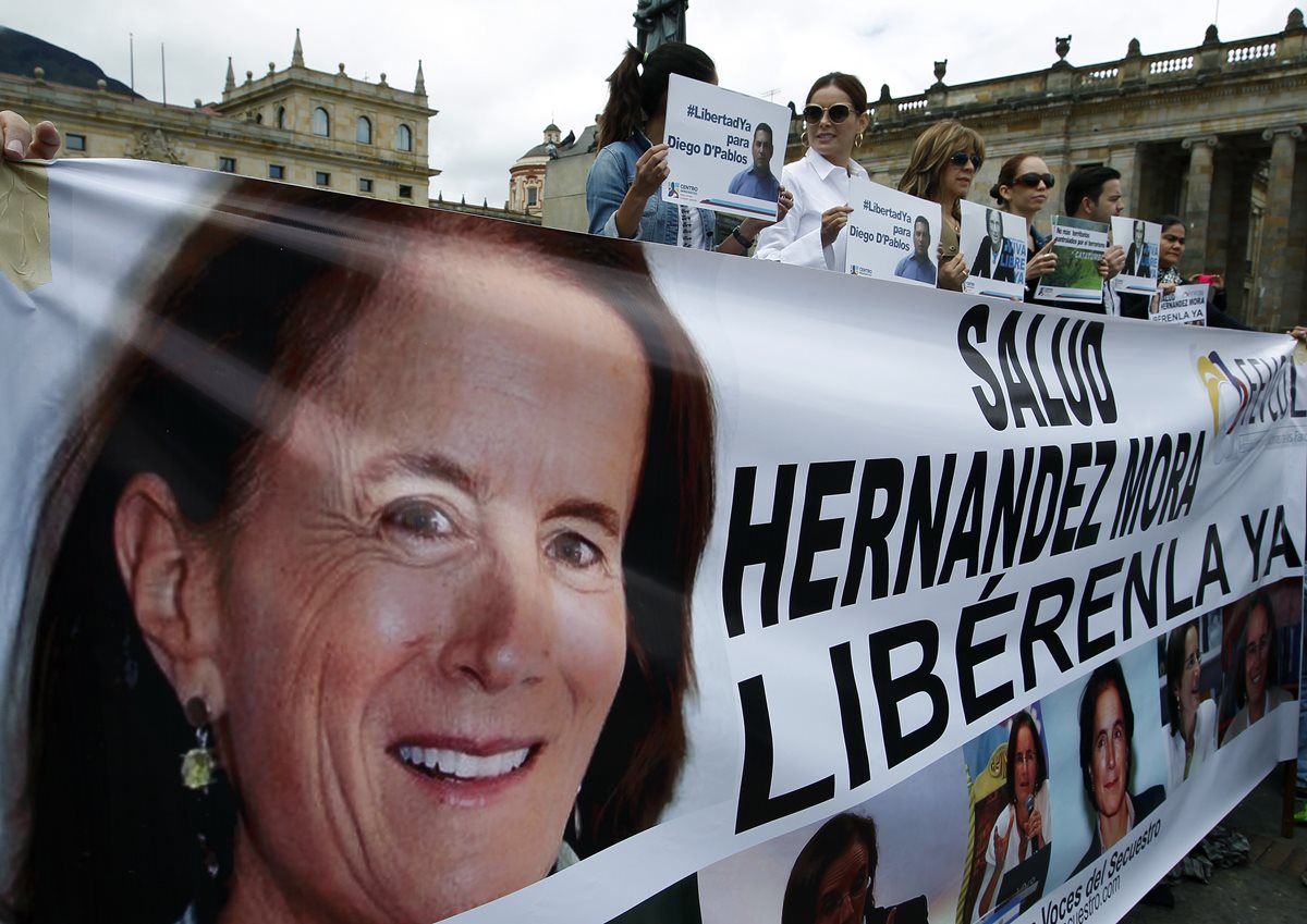 Activistas y periodistas portan una pancarta con la imagen de la desaparecida periodista española, Salud Hernández. (Foto Prensa Libre: EFE).