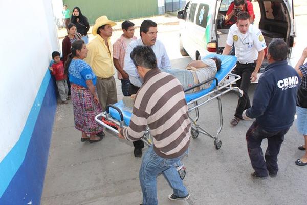 Socorristas trasladan a uno de los heridos al Hospital Nacional de Chimaltenango. (Foto Prensa Libre: José Rosales) <br _mce_bogus="1"/>