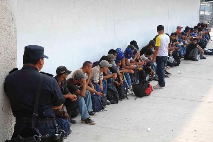Migrantes son detenidos en México luego de permanecer en un camión abandonado por un coyote, fueron trasladados a un hospital. (Foto Prensa Libre: Hemeroteca PL)