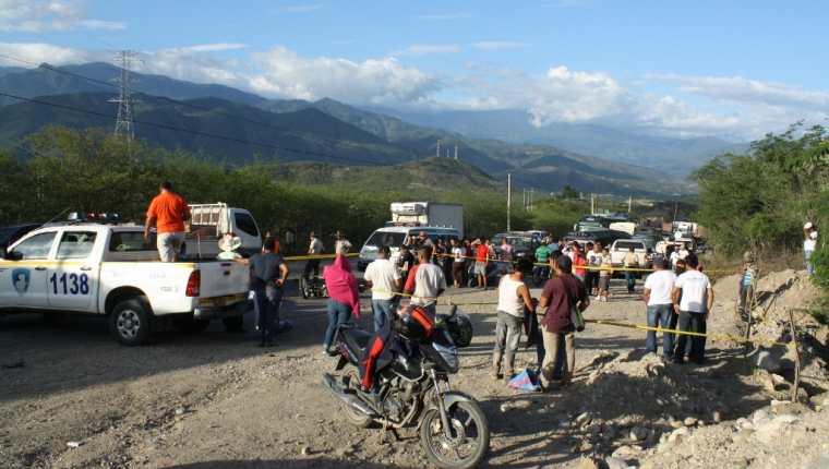 El percance ocurrió en el kilómetro 80 de la ruta al Atlántico, aldea El Rancho en San Agustín Acasaguastlán, El progreso. (Foto Prensa Libre: Héctor Contreras)
