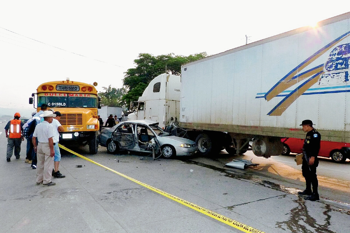 Agentes de  la PNC acordonan el área donde tres vehículos colisionaron y murió una persona, en Sanarate, El Progreso. (Foto Prensa Libre: Héctor Contreras)