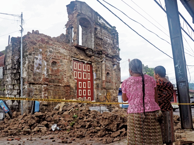 Varias casas y edificios resultaron afectados por el temblor en la madrugada del 14 de junio, en Quetzaltenango. (Foto Prensa Libre: Carlos Ventura)
