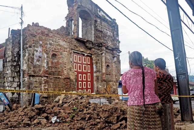 Varias casas y edificios resultaron afectados por el temblor en la madrugada del 14 de junio, en Quetzaltenango. (Foto Prensa Libre: Carlos Ventura)