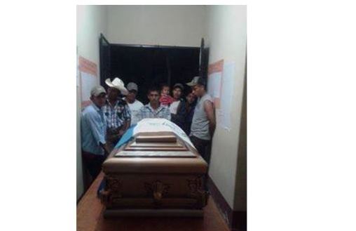 Los restos de Rigoberto Lima Choc, están siendo velados en la comunidad Champerico, Sayaxché,Petén.(Foto Prensa Libre: Rigoberto Escobar).