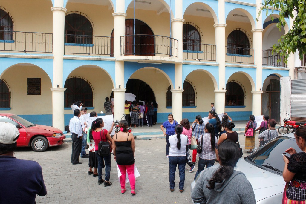 Un grupo de vecinos se manifiesta frente a la comuna de El Tejar, Chimaltenango, para exigir que escuela sea terminada. (Foto Prensa Libre: Víctor Chamalé)