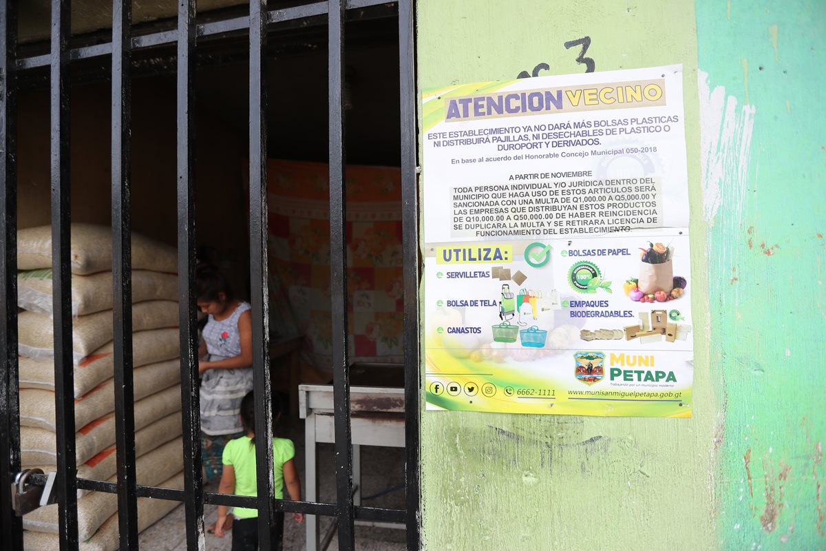 En varios negocios de San Miguel Petapa fueron colocados rótulos donde se advierte de la prohibición de usar bolsas plásticas.(Foto Prensa Libre: Erick Ávila)