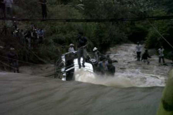 <h3><strong>El microbús es arrastrado por una correntada en Tres Quebradas, Olopa, Chiquimula. (Foto Prensa Libre: Adriana Cardona)</strong></h3>