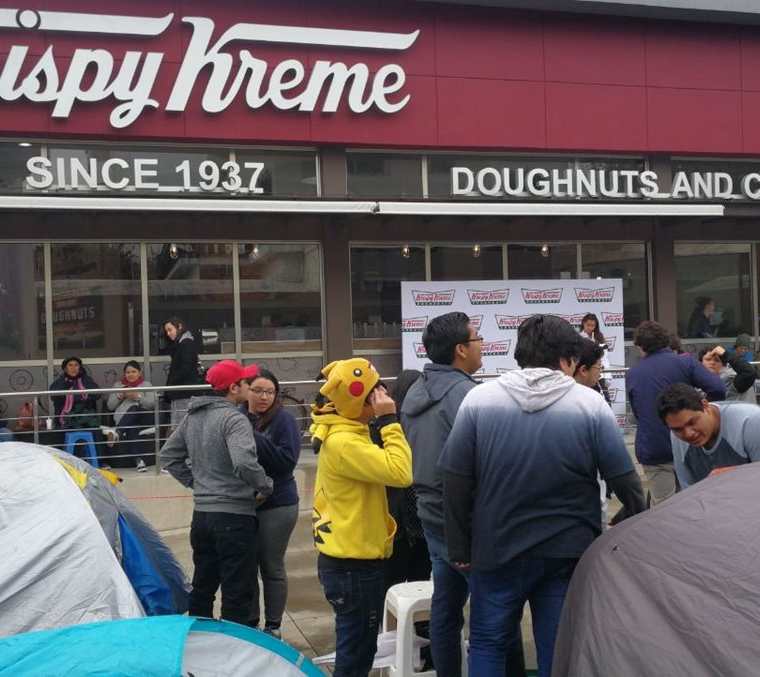 Decenas de personas acamparán este viernes afuera de Krispy Kreme para lograr ser los primeros en entrar a la nueva tienda y tener la posibilidad de ganar premios. (Foto Prensa Libre: Érick Ávila)