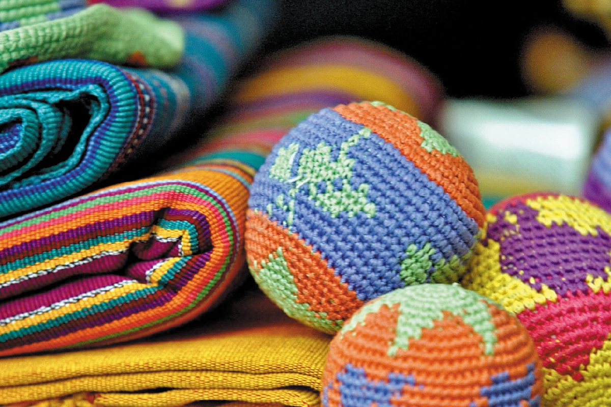 Se calcula que hay un millón de artesanos indígenas el 70 por ciento son tejedoras.