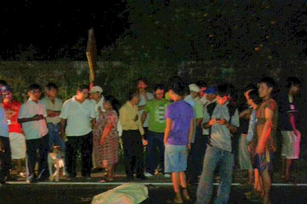 Curiosos observan el cadáver de Rafael López, quien murió atropellado, en El Asintal. (Foto Prensa Libre: Rolando Miranda) <br _mce_bogus="1"/>