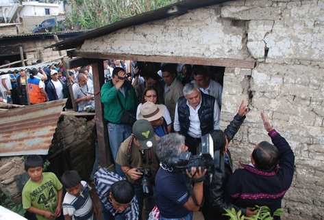 Gobernante, funcionarios y vecinos observan daños en una casa de adobe en Nahualá. (Foto Prensa Libre: Angel Julajuj)