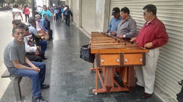 La marimba Alba Leticia se presenta en el Paseo de la Sexta, zona 1 capitalina. (Foto Prensa Libre: Edwin Pitán)