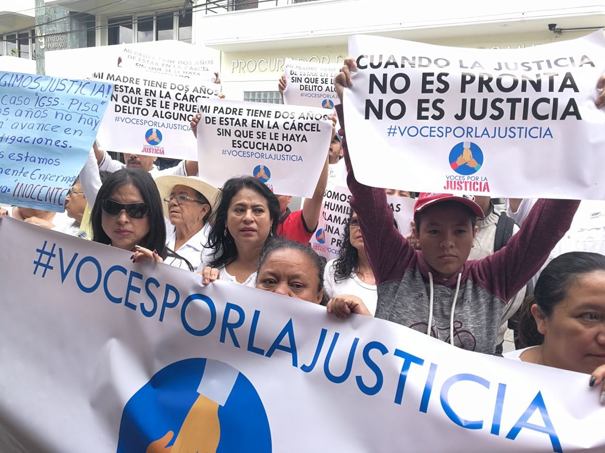 Familiares de médicos, enfermeras y otros procesados por el caso Igss-Pisa, protestan frente a la PDH. (Foto Prensa Libre: Esbin García)
