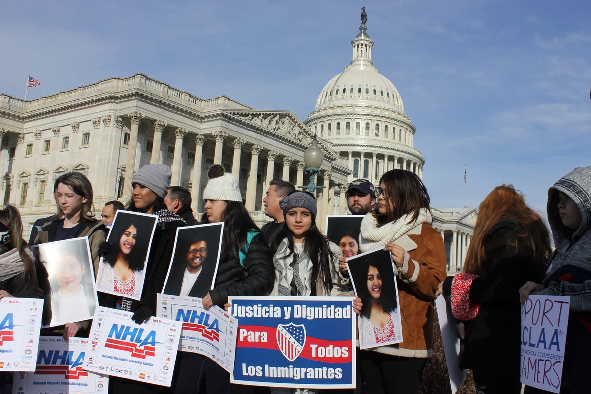 Varios jóvenes sostienen pancartas que reivindican "Justicia y dignidad para todos los inmigrantes" frente al Congreso de EE.UU.(Foto Prensa Libre:EFE).