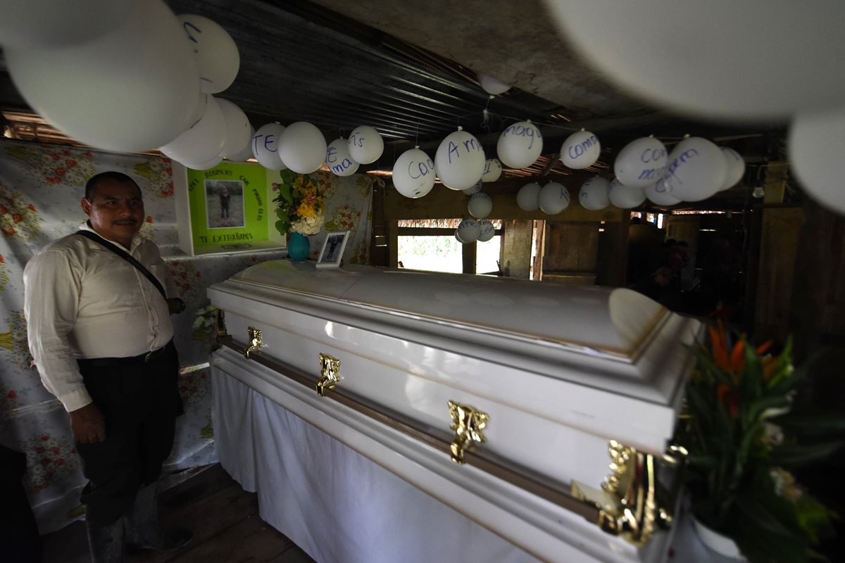 Globos blancos con mensajes para Jakelin Caal, fueron colocados arriba del ataúd de la menor.