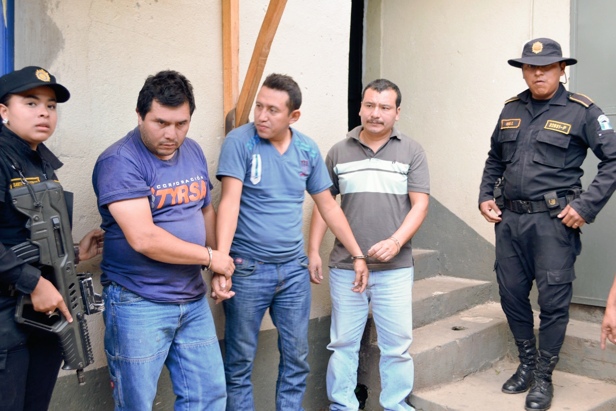 Tres sujetos  fueron capturados en Pueblo Nuevo Viñas, Santa Rosa, señalados de integrar una banda delincuencial. (Foto Prensa Libre: Oswaldo Cardona)
