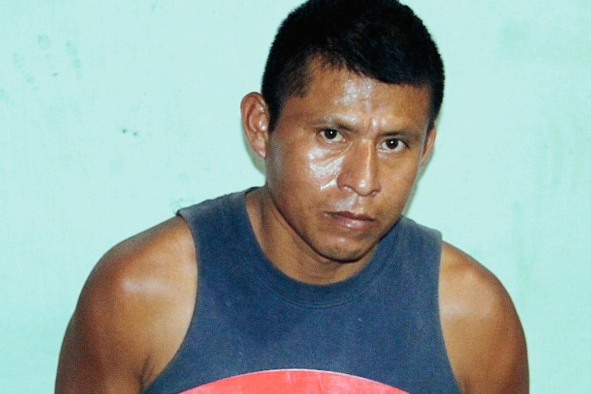 Manuel Sacul fue capturado por la PNC, sindicado de violar a su hija de 13 años y golpear a su esposa en La Libertad, Petén. (Foto Prensa Libre: Walfredo Obando)