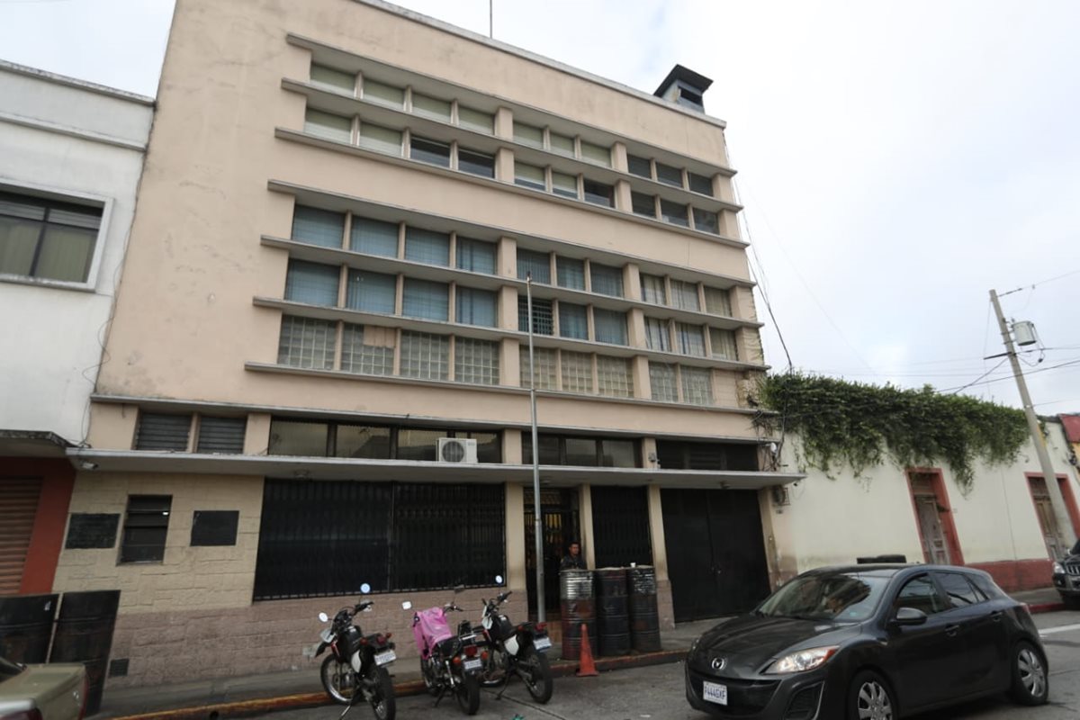 Sede central de la Dirección General del Sistema Penitenciario, en la zona 1 de la capital. Este martes fueron aprehendidos seis agentes de esa institución por un caso de explotación sexual contra una adolescente. (Foto Prensa Libre: Óscar Rivas)