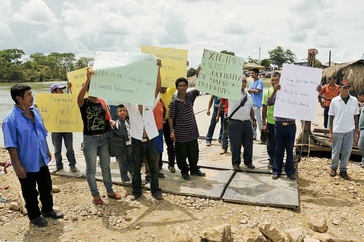 Pobladores de Sayaxché toman el ferry para exigir cierre de empresa de palma africana que contamina río La Pasión. (Foto Prensa Libre: Rigoberto Escobar)