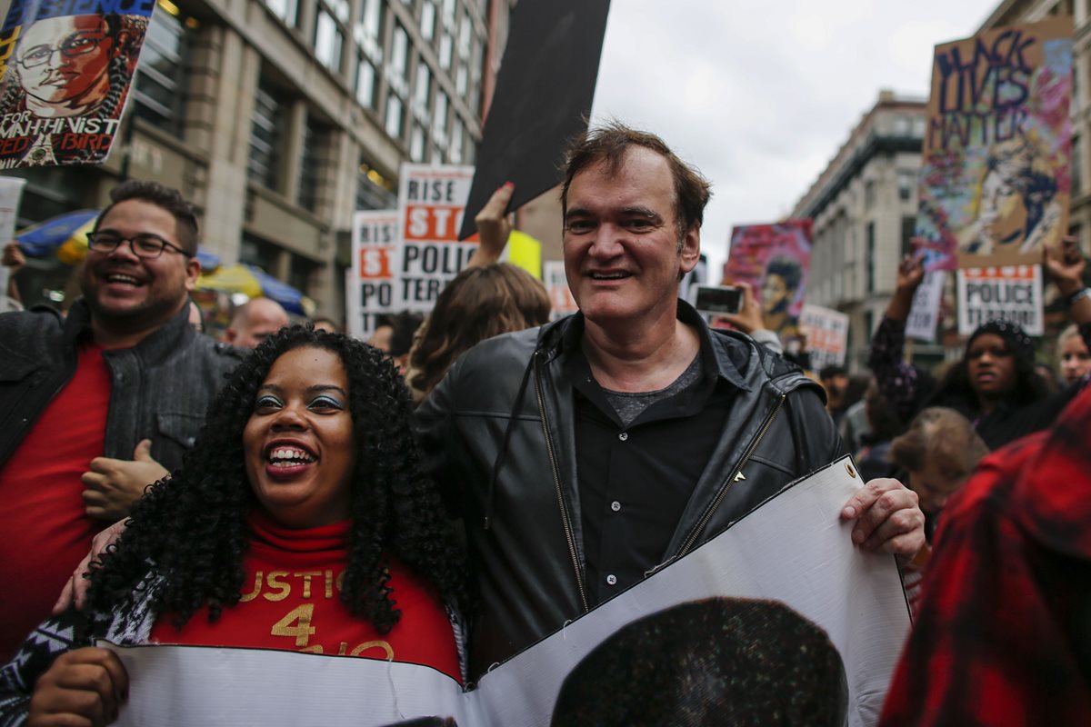 Quentin Tarantino participó el sábado en una marcha contra la brutalidad policial. (Foto Prensa Libre: EFE)