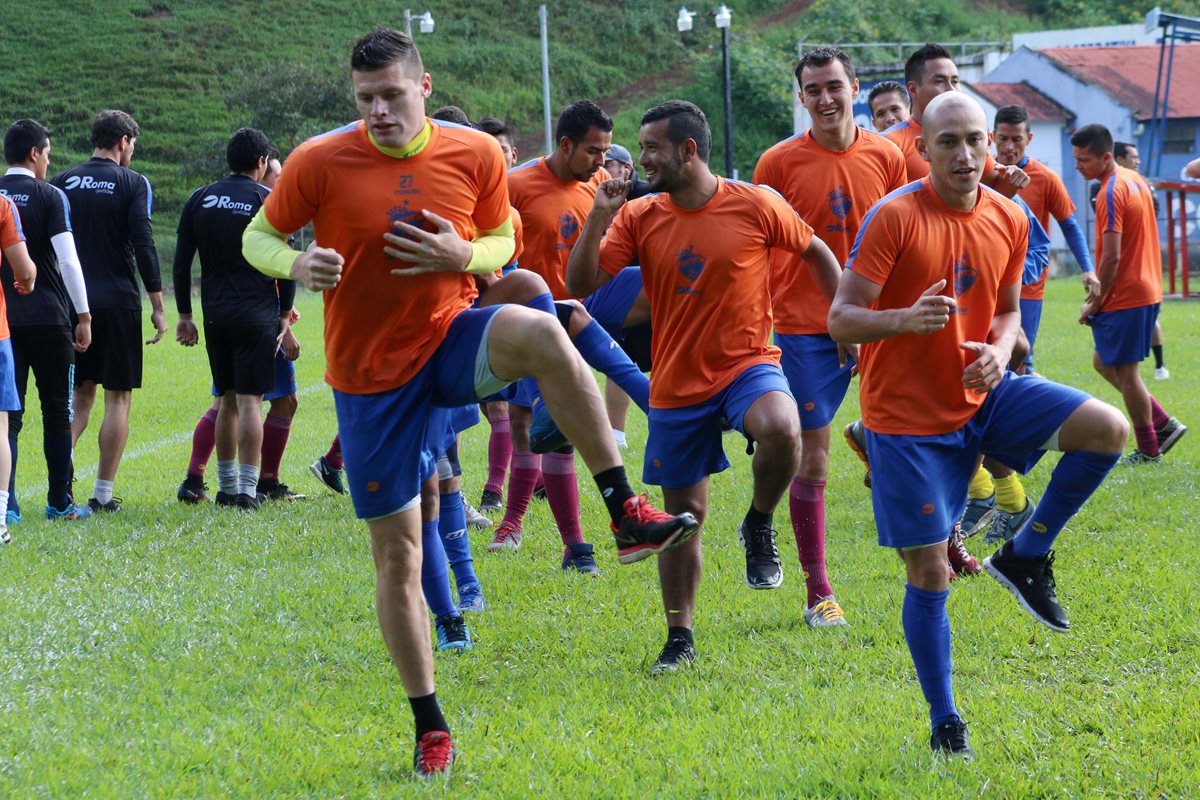 Los cobaneros trabajan con intensidad de cara al torneo Clausura 2017. (Foto Prensa Libre: Eduardo Sam Chun)