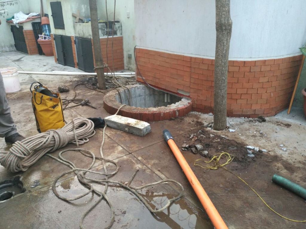 Un hombre se ahogó cuando limpiaba este pozo en la colonia San Francisco, Retalhuleu. (Foto Prensa Libre: Rolando Miranda)