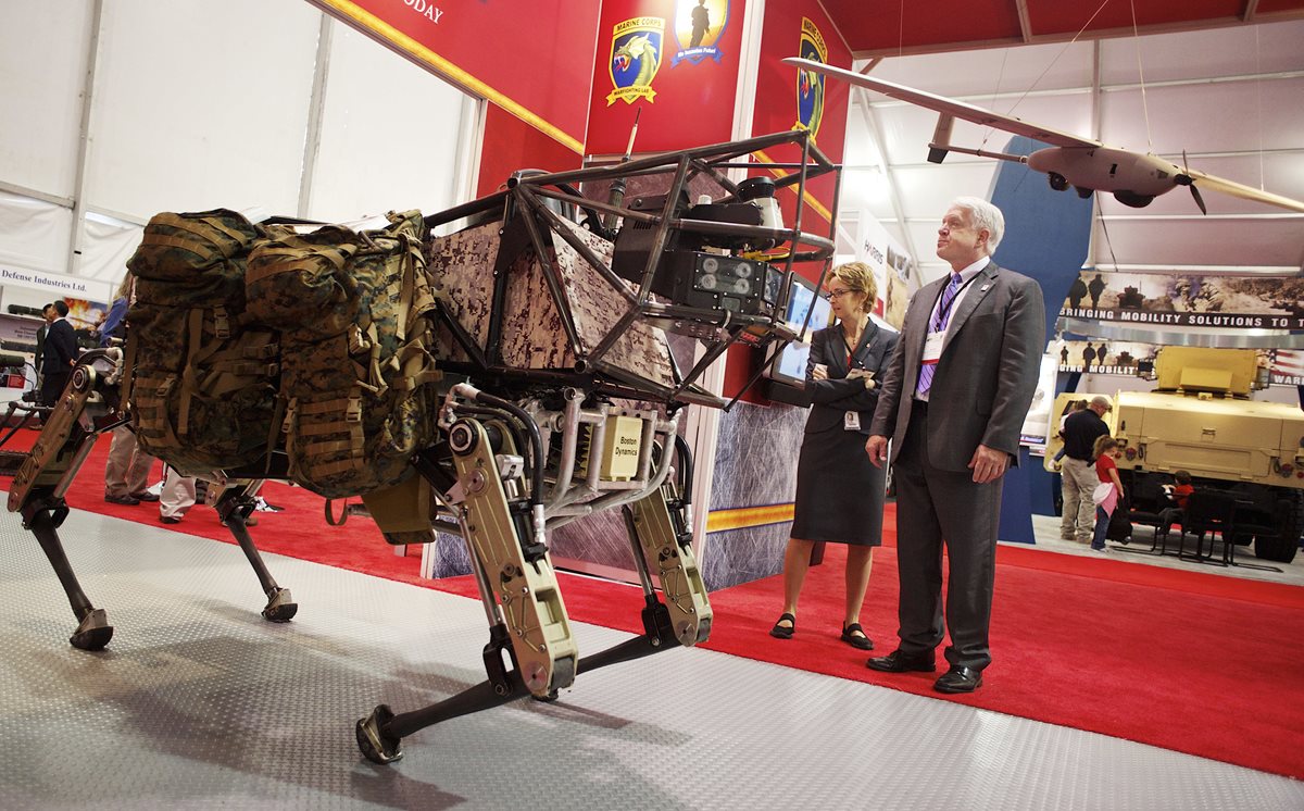Boston Dynamics ha sorprendido por sus robots que han simulado animales y que han cumplido distintas tareas, como saltar (Foto Prensa Libre: AP).